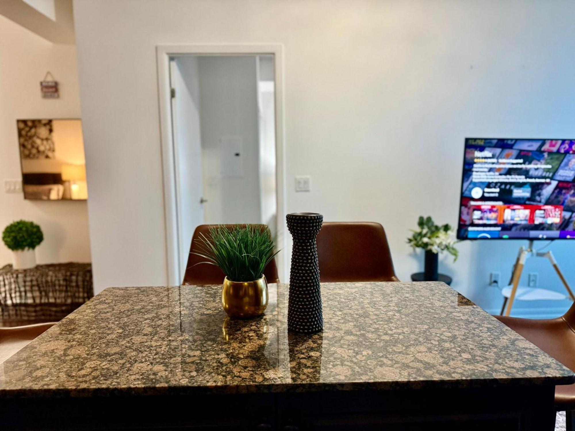Apartment Precious 2br Den In The Heart Of *